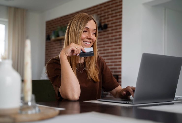 Pessoa empresária usando um cartão de crédito para empresa online.