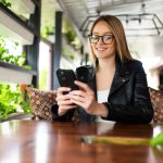 pessoa usando smartphone em um cafe