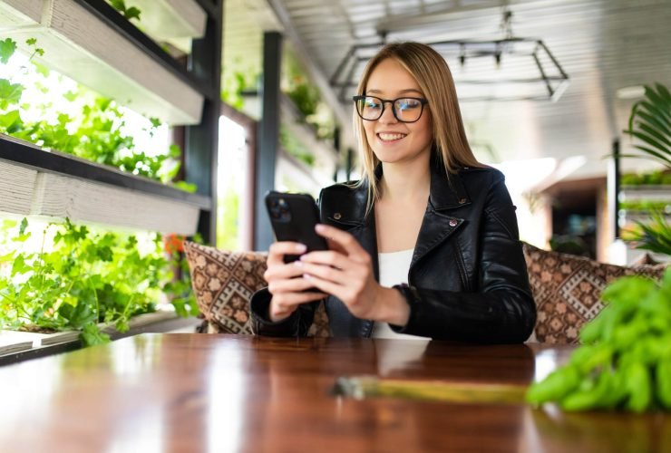 pessoa usando smartphone em um cafe
