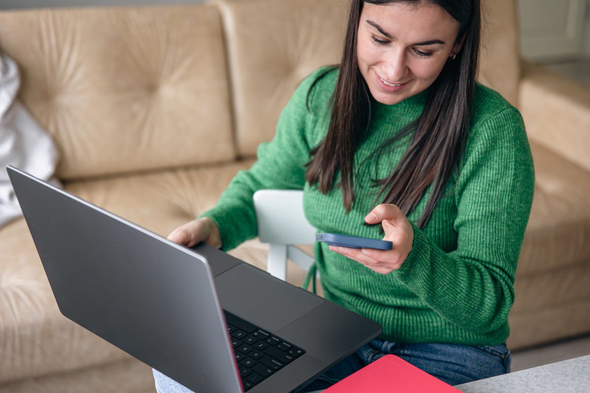 Cliente finalizando uma compra online por meio de link de pagamento enviado por mensagem.