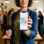 Pessoa gerando um QR Code Pix para receber pagamentos, configurando os dados da cobrança e compartilhando o código com clientes.